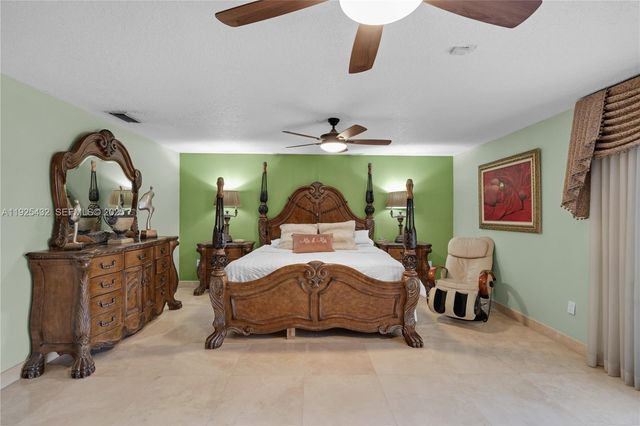 10298 NW 130th St, Hialeah Gardens, FL 33018