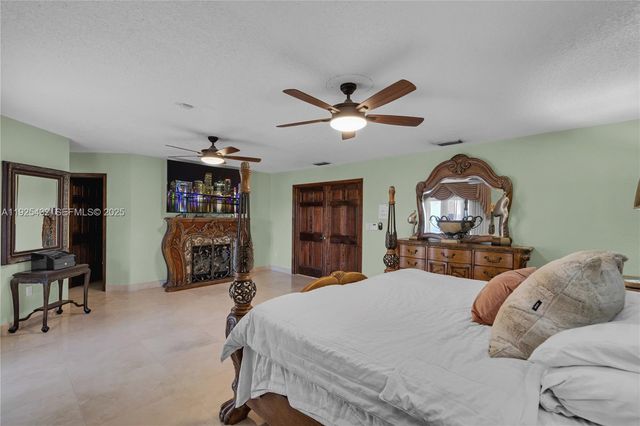 10298 NW 130th St, Hialeah Gardens, FL 33018