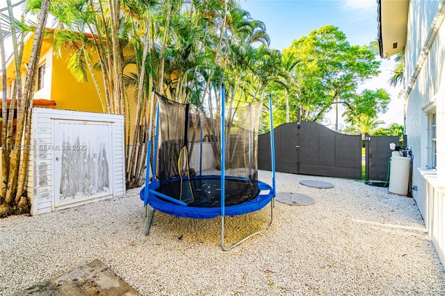 10298 NW 130th St, Hialeah Gardens, FL 33018