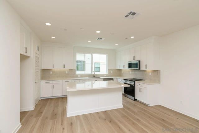 2564 Delphinium Ln, Carlsbad, CA 92008