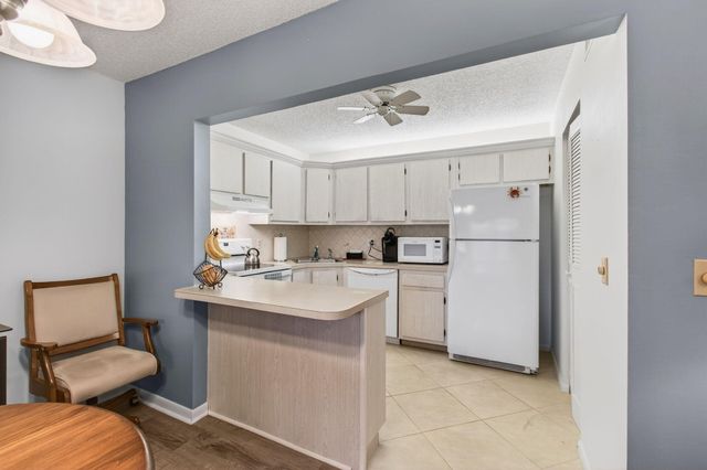 405 Pine Glen Lane D-2, Greenacres, FL 33463