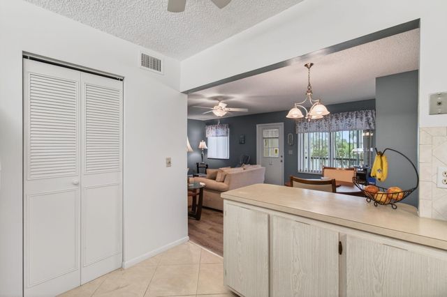 405 Pine Glen Lane D-2, Greenacres, FL 33463