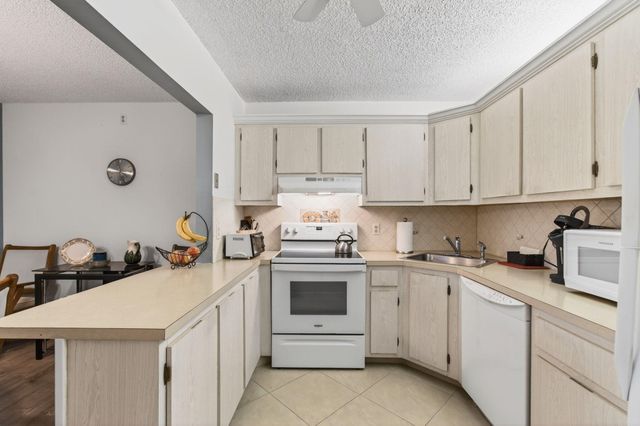 405 Pine Glen Lane D-2, Greenacres, FL 33463