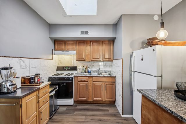 5039 W Diversey Avenue, Chicago, IL 60639