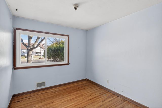 1592 Hoyt Avenue E, Saint Paul, MN 55106