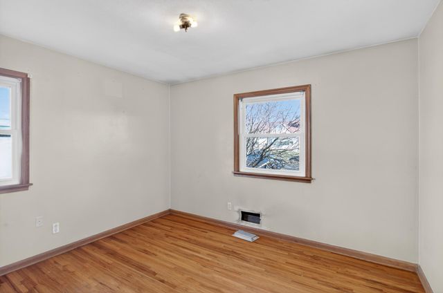 1592 Hoyt Avenue E, Saint Paul, MN 55106