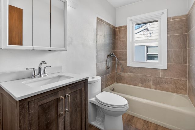 1592 Hoyt Avenue E, Saint Paul, MN 55106