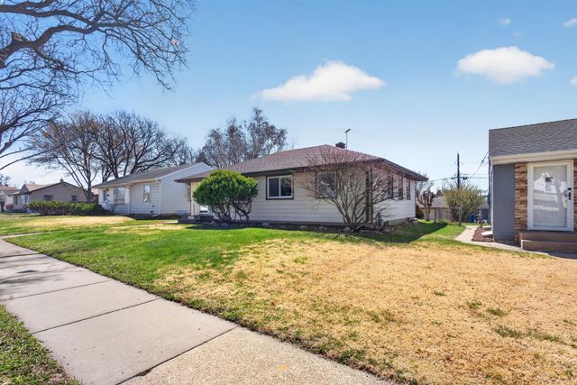 1592 Hoyt Avenue E, Saint Paul, MN 55106