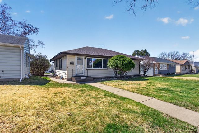 1592 Hoyt Avenue E, Saint Paul, MN 55106