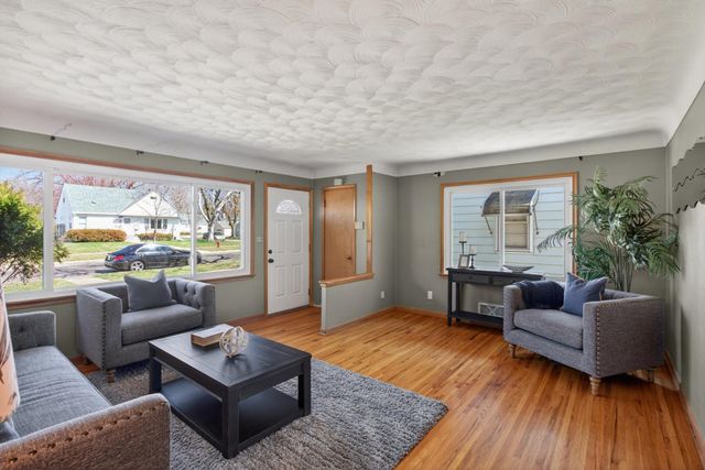 1592 Hoyt Avenue E, Saint Paul, MN 55106