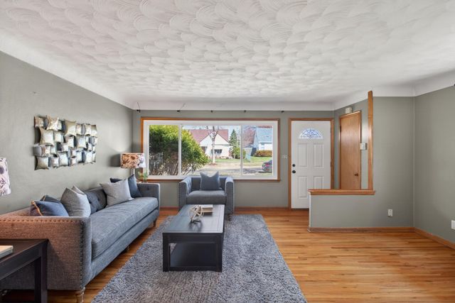 1592 Hoyt Avenue E, Saint Paul, MN 55106