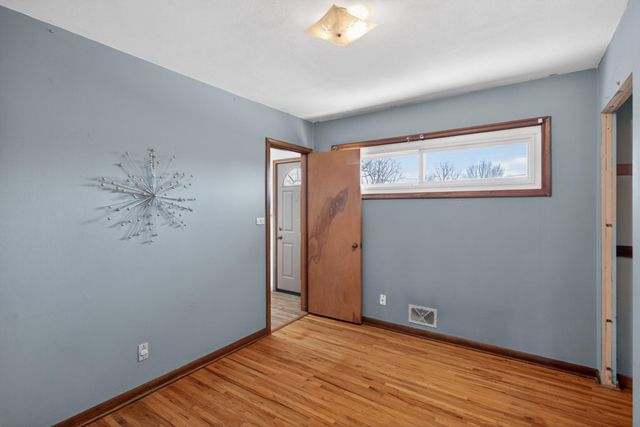 1592 Hoyt Avenue E, Saint Paul, MN 55106