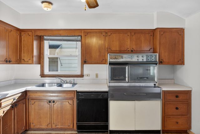 1592 Hoyt Avenue E, Saint Paul, MN 55106