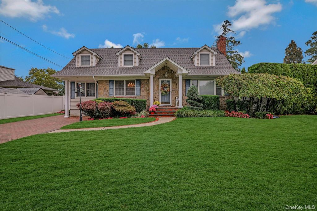 45 Manchester Street, Westbury, NY 11590