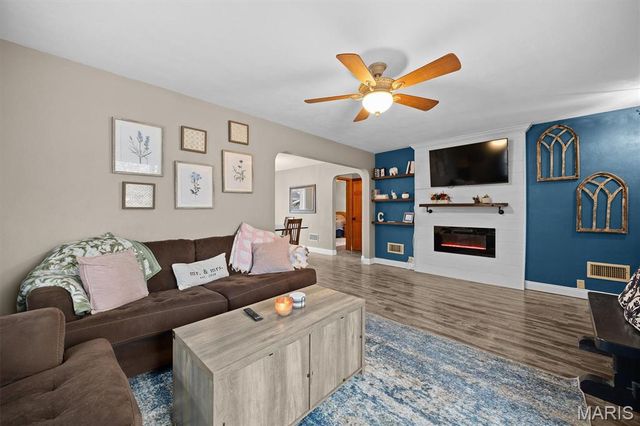 270 S 9th Street, Wood River, IL 62095