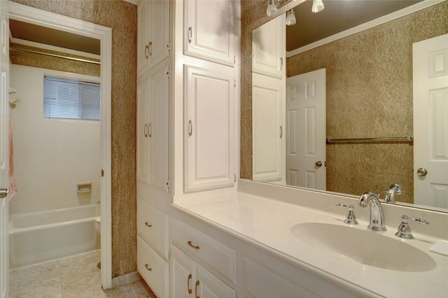 2923 Peninsula Drive, Grapevine, TX 76051