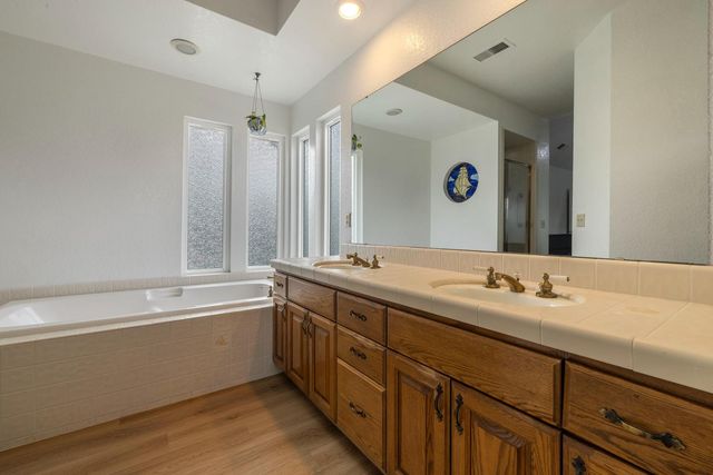 2527 Amberwood Dr, Lodi, CA 95242