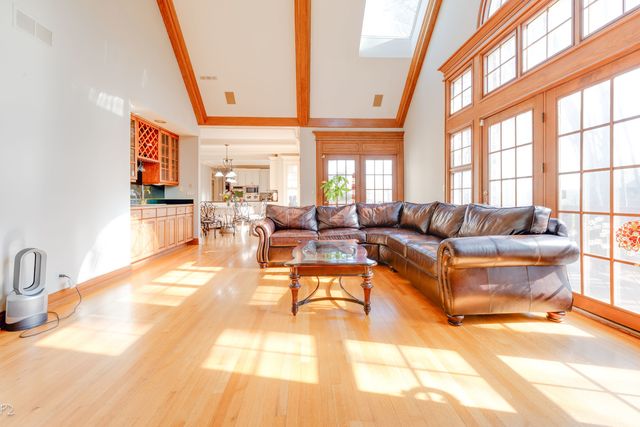 813 Fox Glen Drive, St. Charles, IL 60174