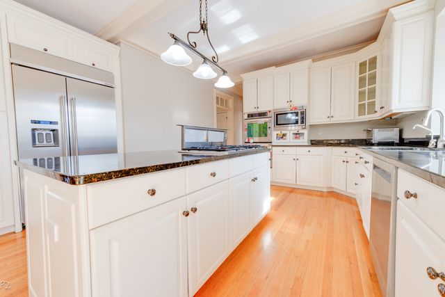 813 Fox Glen Drive, St. Charles, IL 60174