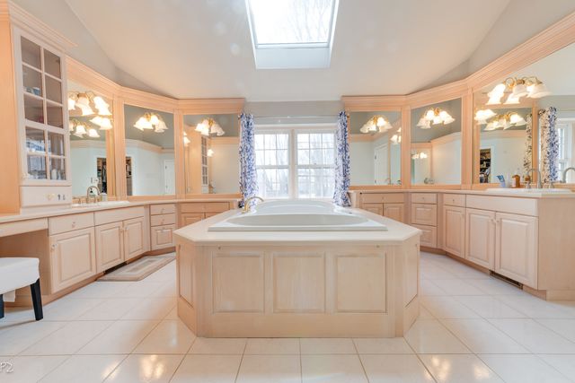 813 Fox Glen Drive, St. Charles, IL 60174