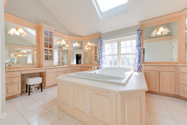 813 Fox Glen Drive, St. Charles, IL 60174