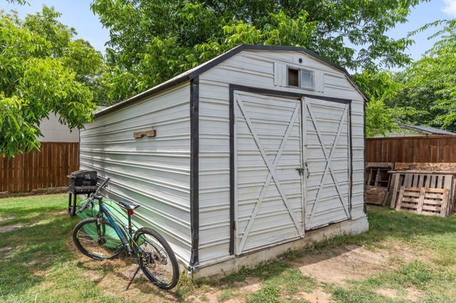 810 S MAIN Street, Kemp, TX 75143