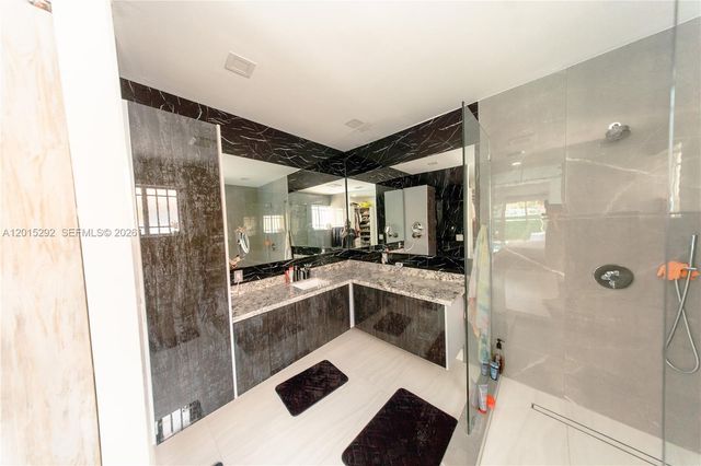 7814 NW 165th St, Miami Lakes, FL 33016