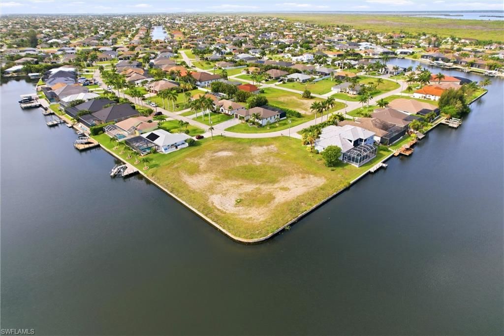 Image 10 of property listing at 3021 SW 27th PL, Cape Coral, FL 33914