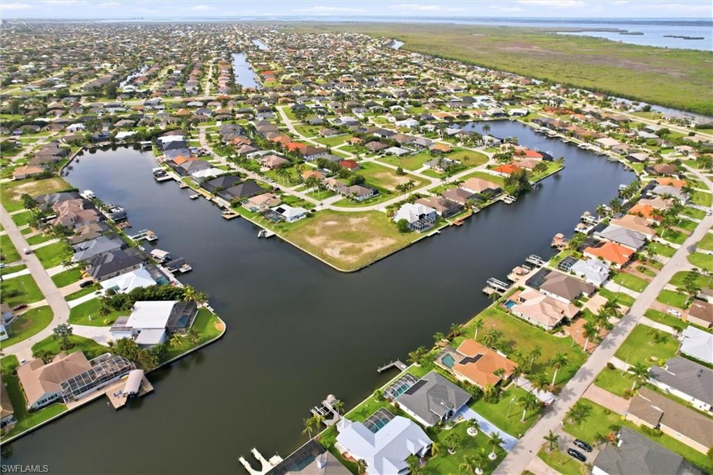 Image 11 of property listing at 3021 SW 27th PL, Cape Coral, FL 33914