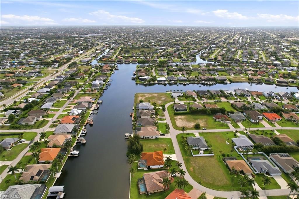 Image 13 of property listing at 3021 SW 27th PL, Cape Coral, FL 33914