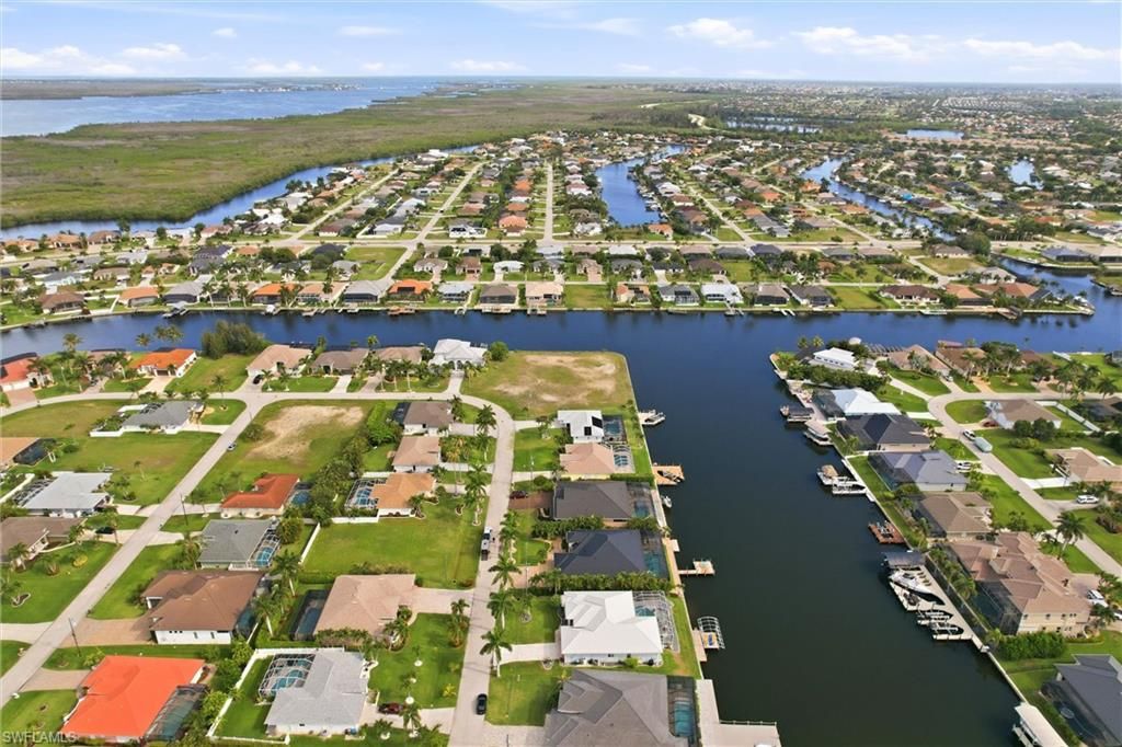 Image 14 of property listing at 3021 SW 27th PL, Cape Coral, FL 33914