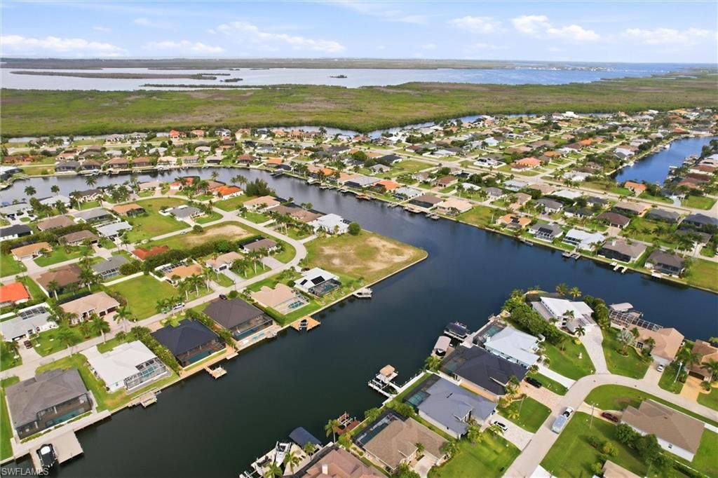 Image 15 of property listing at 3021 SW 27th PL, Cape Coral, FL 33914