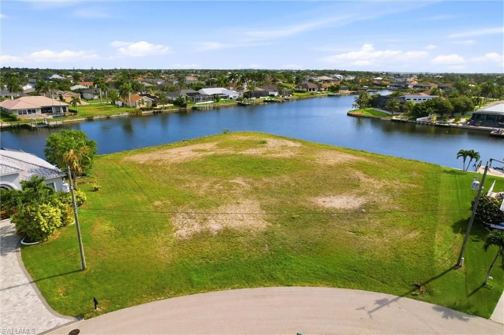 Image 2 of property listing at 3021 SW 27th PL, Cape Coral, FL 33914