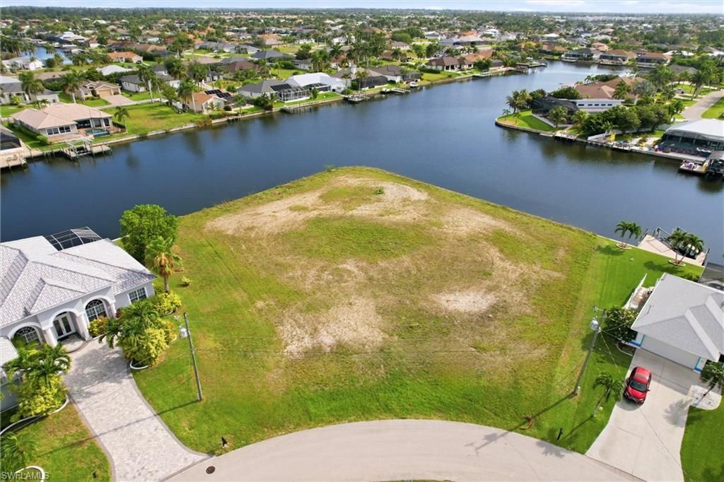 Image 3 of property listing at 3021 SW 27th PL, Cape Coral, FL 33914