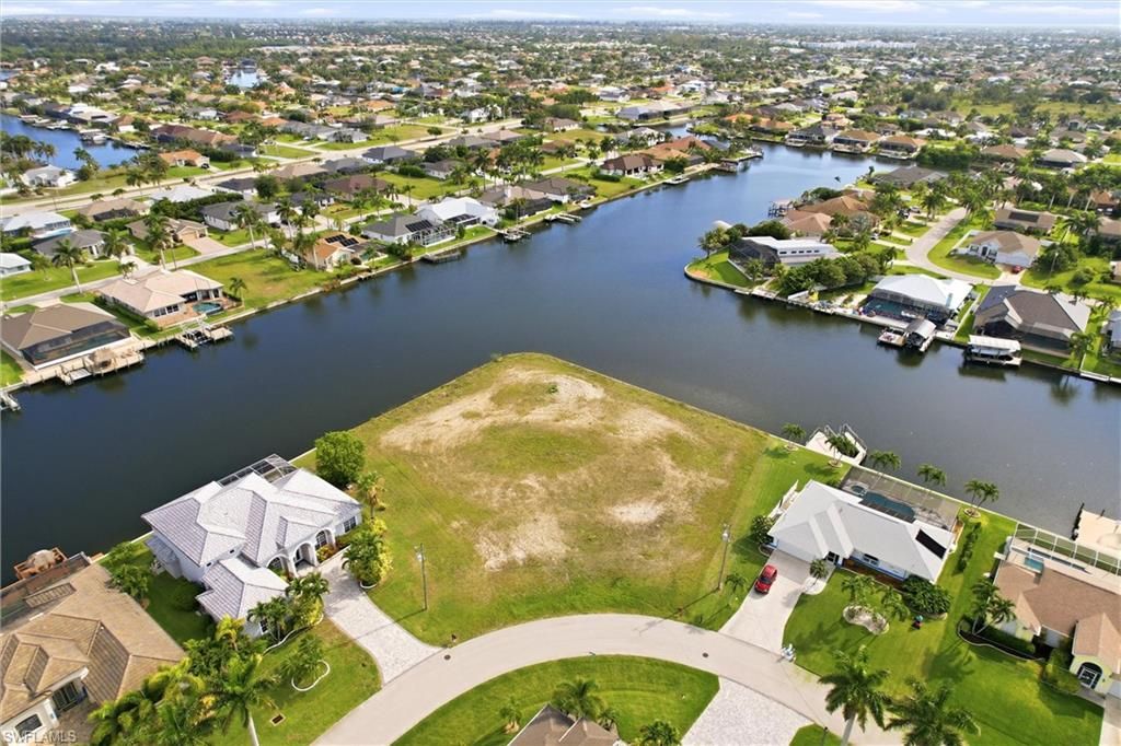 Image 4 of property listing at 3021 SW 27th PL, Cape Coral, FL 33914