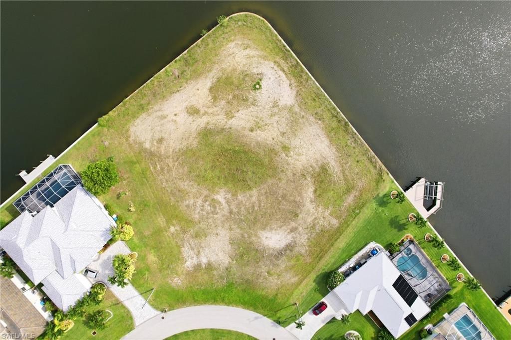Image 5 of property listing at 3021 SW 27th PL, Cape Coral, FL 33914