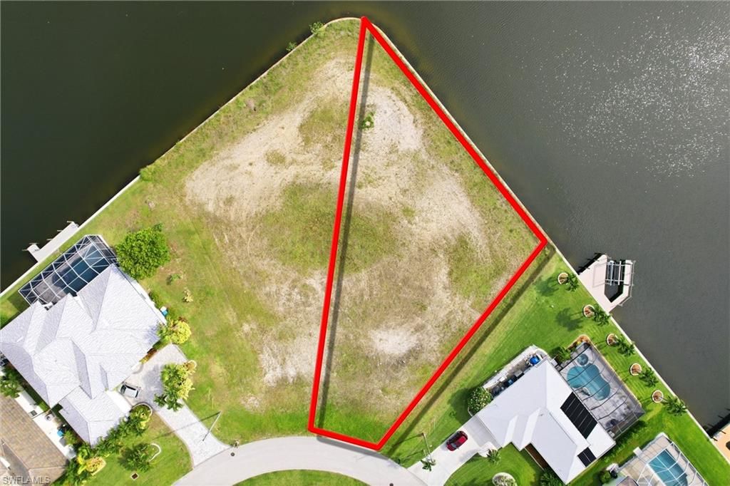 Image 6 of property listing at 3021 SW 27th PL, Cape Coral, FL 33914