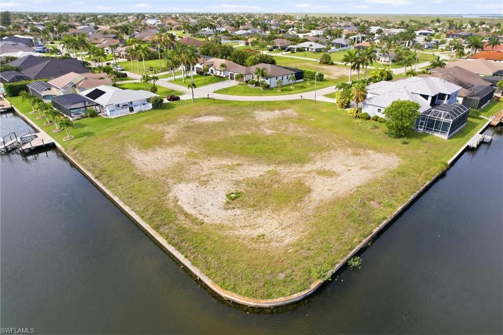 Image 8 of property listing at 3021 SW 27th PL, Cape Coral, FL 33914