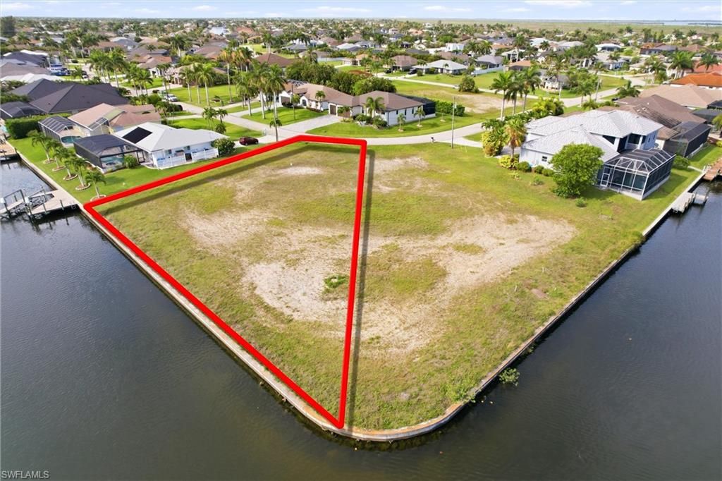 Image 9 of property listing at 3021 SW 27th PL, Cape Coral, FL 33914