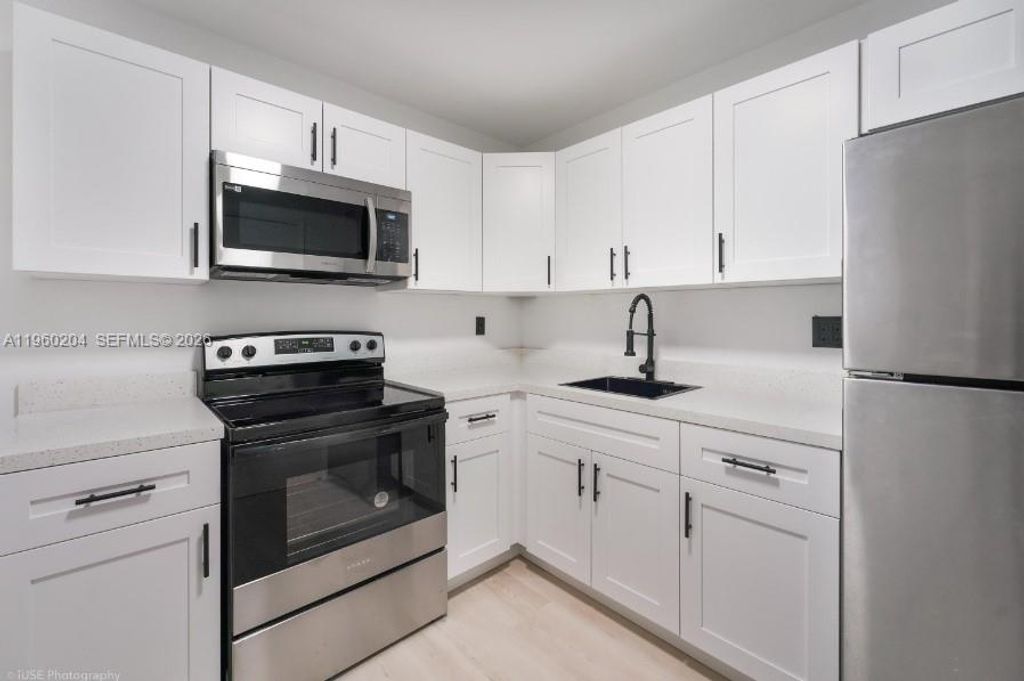 12215 W Dixie Hwy 107, North Miami, FL 33161