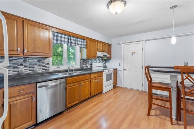 32 Countryside Drive, Essex Junction, VT 05452