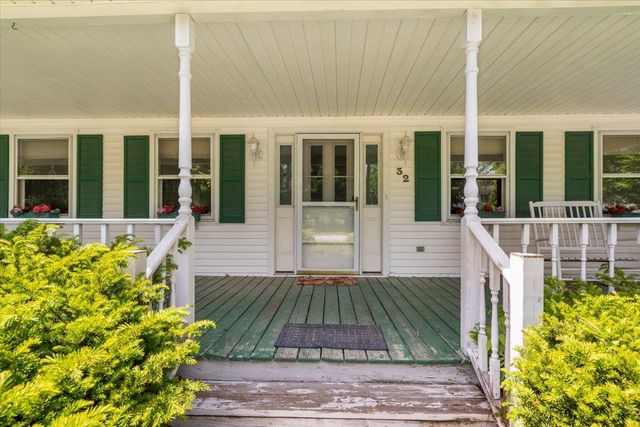 32 Countryside Drive, Essex Junction, VT 05452