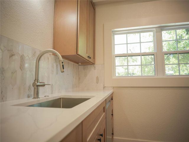 803 Oakland Ave B, Austin, TX 78703