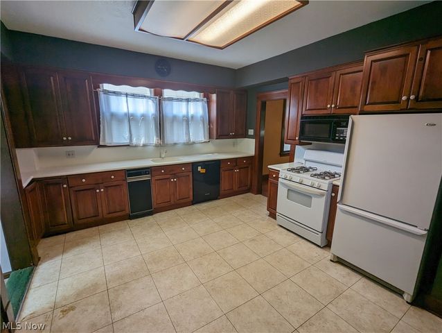 616 East Avenue, Elyria, OH 44035