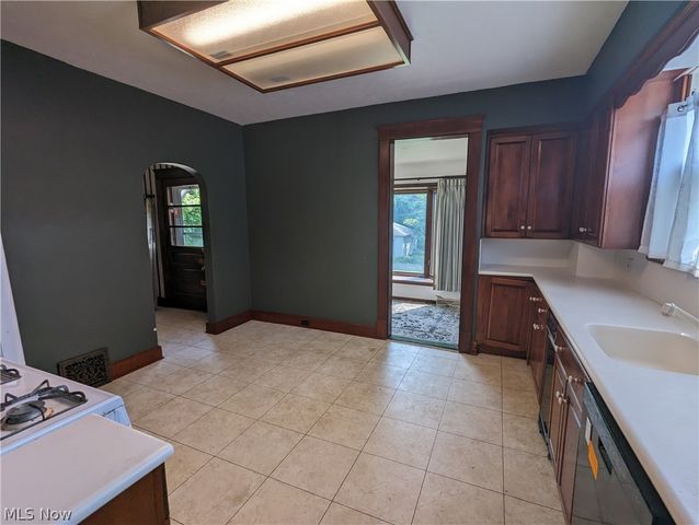 616 East Avenue, Elyria, OH 44035