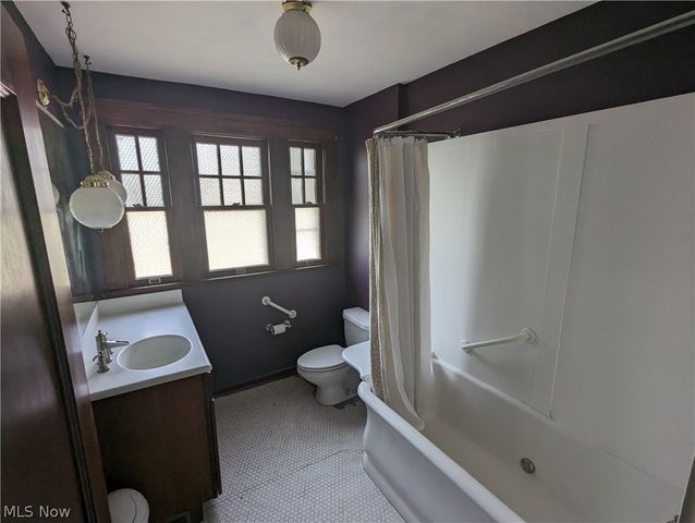 616 East Avenue, Elyria, OH 44035