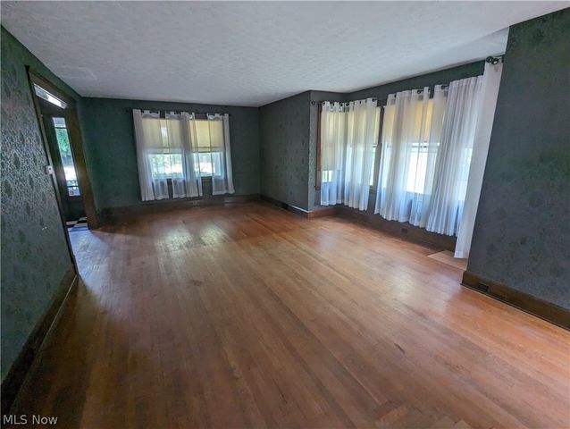 616 East Avenue, Elyria, OH 44035