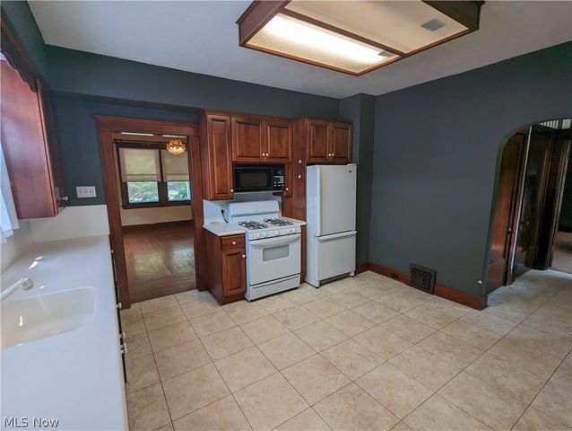 616 East Avenue, Elyria, OH 44035