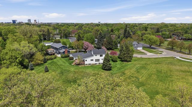 1323 S River Drive, Moorhead, MN 56560