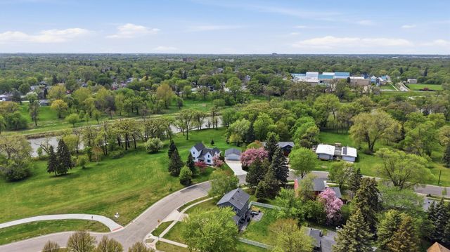 1323 S River Drive, Moorhead, MN 56560